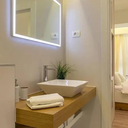 Luxury Marigold In Apartment *